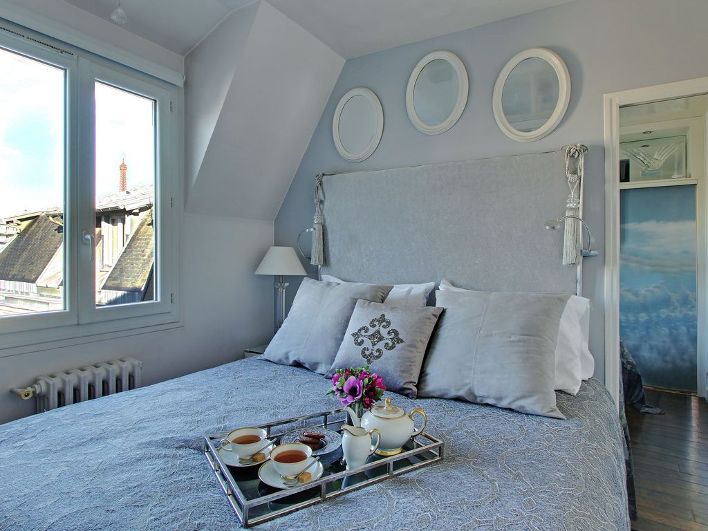 5-Star Luxury Paris Penthouse bedroom